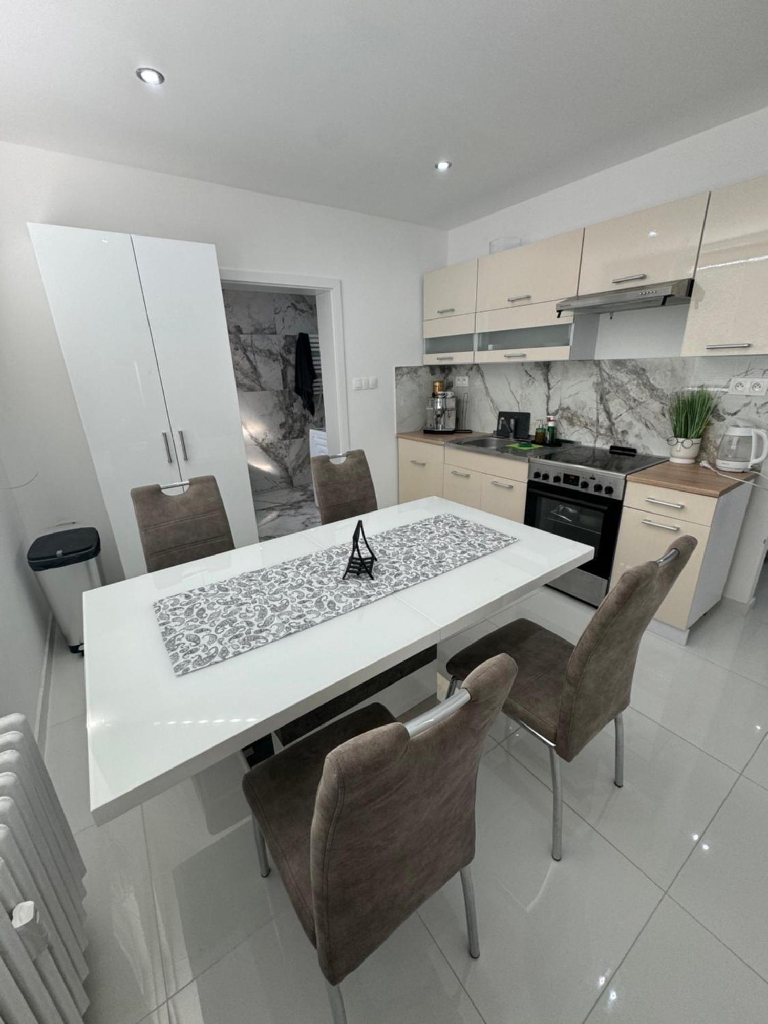 Peti Apartman Centrum Galanta Buitenkant foto