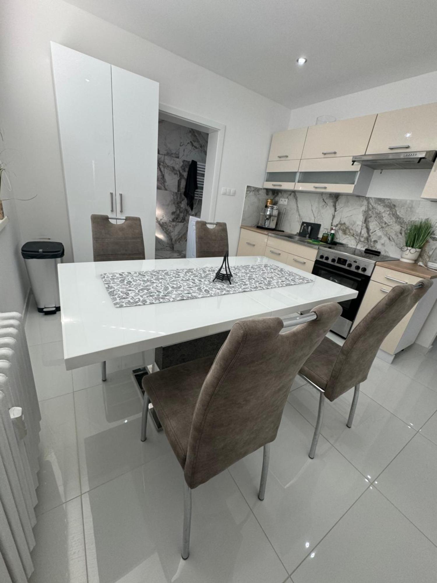 Peti Apartman Centrum Galanta Buitenkant foto
